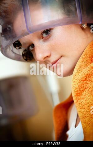 Frau trocknen Haare beim Friseur Stockfoto