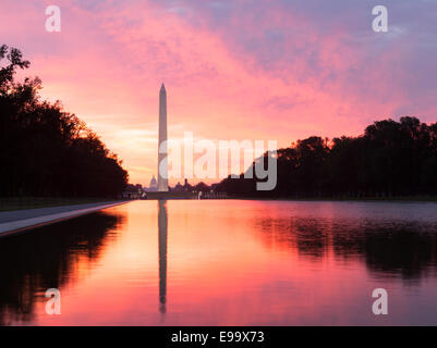 Brillante Sonnenaufgang über Widerspiegelnder Teich DC Stockfoto