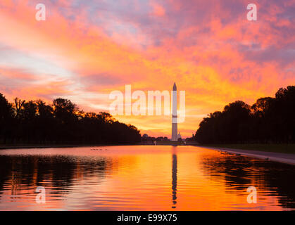 Brillante Sonnenaufgang über Widerspiegelnder Teich DC Stockfoto