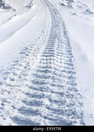 Spuren von den Rädern des Autos auf Schnee Stockfoto