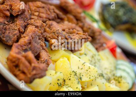 Pommes frites Fisch mit Kartoffeln und Salat Stockfoto