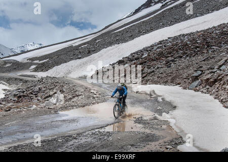 Mountainbiken auf Manali - Leh Roada, in der Nähe von Baralacha La Stockfoto