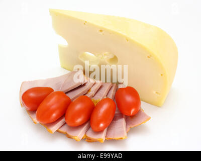 Käse mit Löchern und rote Tomaten Stockfoto