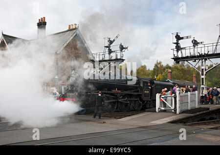 Dampflok-Lokführer Eric Treacy verlässt den Bahnhof Grosmont während der Herbstdampf-Gala North Yorkshire England Großbritannien Stockfoto