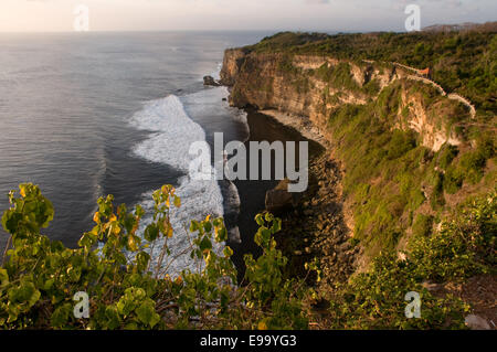 Neben der Ulu Watu Tempel Pura Luhur Klippen. Bali. Uluwatu Tempel ist ein Hindu-Tempel am Kliff Ufer im südlichen Teil von Bal Stockfoto