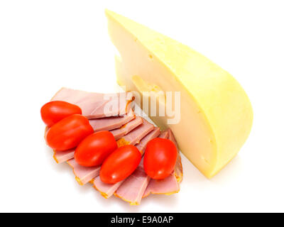 Käse mit Löchern und rote Tomaten Stockfoto