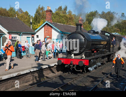 Menschen Besucher Blick auf Dampflokomotive Lokomotive am Herbst Steam Gala Grosmont Station North Yorkshire England Vereinigtes Königreich Großbritannien Stockfoto