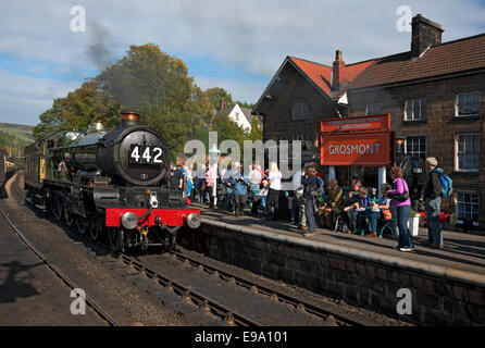 Besucher beobachten die Lokomotive Nunney Castle an der Autumn Steam Gala Grosmont Railway Station NYMR North Yorkshire England Großbritannien Stockfoto