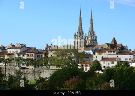 Frankreich, atlantischen Pyrenäen, Pays Basque, Bayonne, Türme der gotischen Kathedrale Sainte-Marie Stockfoto