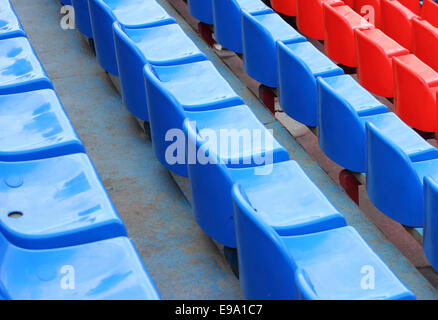 leere blaue und rote Stadionsitze Stockfoto