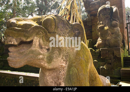 Stein-Statuen von Hindu heilige Affenwald. Ubud. Bali. Ubud Monkey Forest ist ein Naturschutzgebiet und Tempelanlage in Ubud, Ba Stockfoto