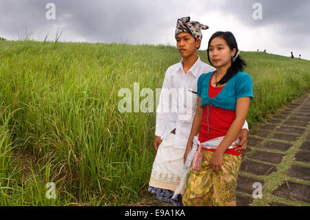 Ein paar neben Reisfeldern, die die Wanderung Campuan Kamm zu begleiten. Ubud. Bali. Auf dem Grat Campuan gehen in Ubud, Bali, schöne grüne Reisterrassen und Kokosnuss-Palmen säumen den Fluss Campuan. Stockfoto