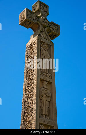 Nahaufnahme des Caedmon Cross und des blauen Himmels im Sommer St Marys Kirchhof Whitby North Yorkshire England Großbritannien Großbritannien Großbritannien Großbritannien Großbritannien Großbritannien Großbritannien Großbritannien Großbritannien Großbritannien Großbritannien und Nordirland Stockfoto