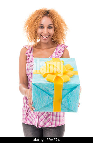 Stets gut gelaunte Frau hält eine Geschenktüte Stockfoto