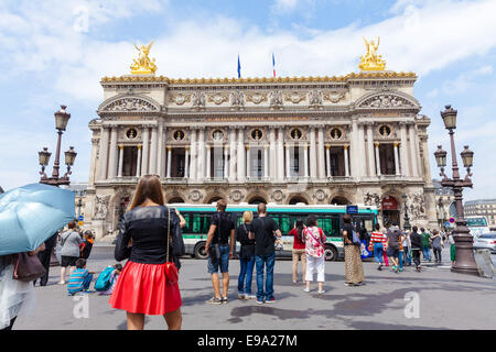 Touristen vor oder Opera Garnier in Paris Stockfoto