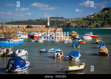 Boote im Hafen von St. Ives, Cornwall, England Stockfoto