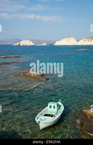kleines Boot auf dem Meer am Mandraki Bucht in Milos Griechenland Stockfoto