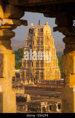 Hampi gerahmt Virupaksha Tempel Ruinen antike Stockfoto