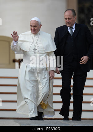 Vatikan. 22. Oktober 2014. Papst Francis winkt der Menschenmenge während seiner Mittwoch Generalaudienz in dem Petersplatz der Vatikanstadt, 22. Oktober 2014.  Bildnachweis: Dpa picture Alliance/Alamy Live News Stockfoto