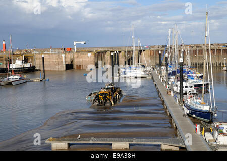 Baggerarbeiten Schlick aus dem Hafen in Watchet Somerset England UK GB Stockfoto