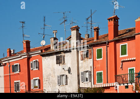 Häuser, Dächer und Antennen Stockfoto
