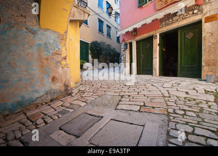 Gepflasterte Straße in der Altstadt von rovinj Stockfoto