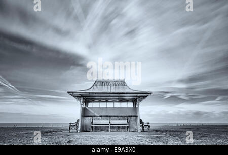 Ein kleiner Schutzraum gegen eine kunstvoll unscharfer Himmel auf Blackpool Küste (monochrome fine art) Stockfoto