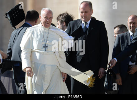 Vatikan, am 22. Oktober 2014. Papst Francis lächelt während seiner Mittwoch Generalaudienz in dem Petersplatz der Vatikanstadt, 22. Oktober 2014. Bildnachweis: Dpa picture Alliance/Alamy Live News Stockfoto