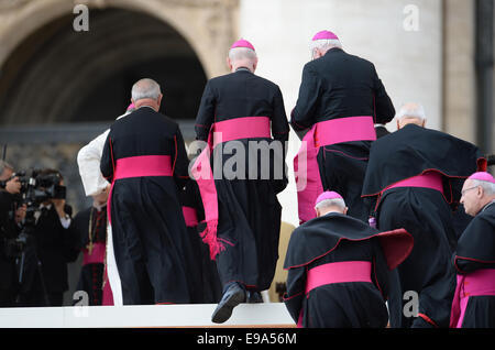 Vatikan, am 22. Oktober 2014. Francis Papst grüßt Bischöfe während seiner Mittwoch Generalaudienz in dem Petersplatz der Vatikanstadt, 22. Oktober 2014. Bildnachweis: Dpa picture Alliance/Alamy Live News Stockfoto