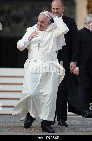 Vatikan, am 22. Oktober 2014. Papst Francis hält seine Pileolus während seiner Mittwoch Generalaudienz in dem Petersplatz der Vatikanstadt, 22. Oktober 2014. Bildnachweis: Dpa picture Alliance/Alamy Live News Stockfoto