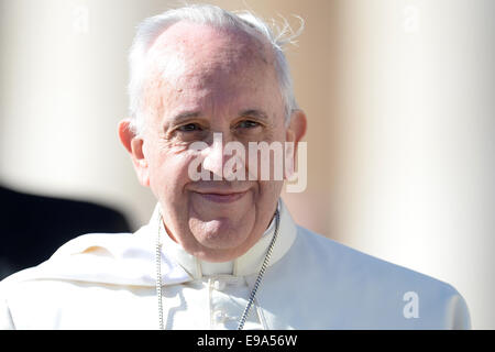 Vatikan, am 22. Oktober 2014. Papst Francis blickt auf in seinem Mittwoch Generalaudienz in dem Petersplatz der Vatikanstadt, 22. Oktober 2014. Bildnachweis: Dpa picture Alliance/Alamy Live News Stockfoto