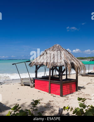 Bar und Tischen am Strand mit Sand bedeckt Stockfoto