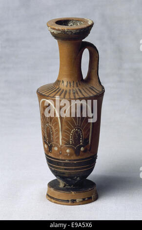 Griechische Keramik. Lekythos. Mit Palmette verziert. Rote Figur. 4. Jh.V.Chr. Aus Griechenland. Museum des Parfums. Barcelona. Spanien. Stockfoto