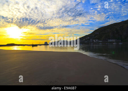 Sonnenuntergang über den Mawddach Mündung und Barmouth aus Fairbourne Stockfoto