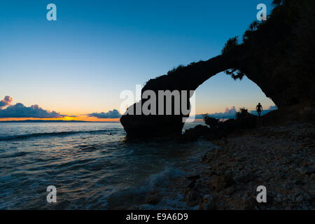 Silhouette Natural Bridge Sonnenuntergang Felsiger Strand Stockfoto