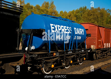Güterzugwagen mit Milch für London in Grosmont Railway Station North York Moors Railway North Yorkshire England Großbritannien Stockfoto
