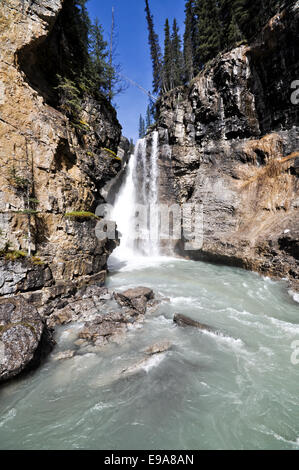 Wasserfall in Johnston Canyon, Banff Nationalpark, Alberta, Kanada. Stockfoto