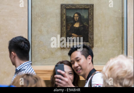 Besucher, Touristen, Entnahme, selfie, Foto, photographphotography, at, in der Galerie im Louvre Museum, Gehäuse Mona Lisa von Leonardo da Vinci, Paris, Frankreich. Stockfoto