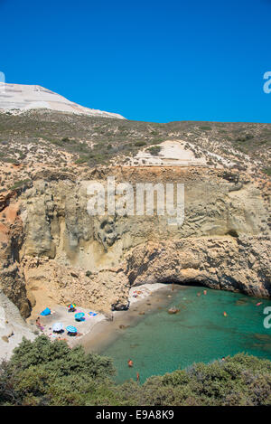 die schöne Bucht und Strand von Tsigrado auf Milos Insel Griechenland Stockfoto