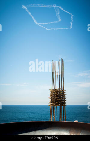 Sydney, Australien - 23. Oktober 2014: Aerial Skulptur "watch this Space" von James Nguyen oben "Cave Urban Turm" unsere Seelen retten"über Bondi Landzunge während der 2014 Skulpturen durch das Meer-Ausstellung in Sydney. Stockfoto