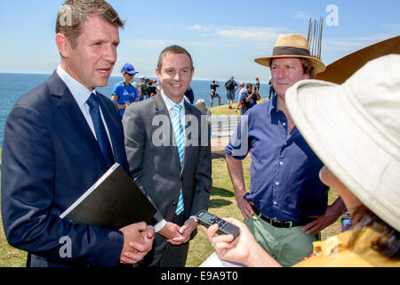 Sydney, Australien - 23. Oktober 2014:NSW Premier Mike Baird (L) plaudert über Mittel für die Kunst nach $60.000 Skulptur Preisverleihung in Sydney für die Medien. Stockfoto