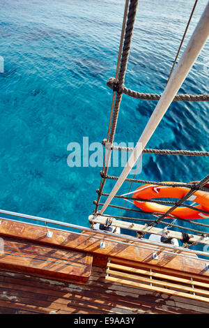Schiffe mit rigging klares blaues Meer Stockfoto