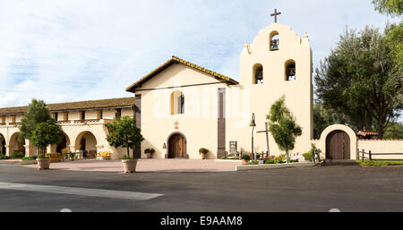 Bewölkter Tag an Santa Ines Mission Kalifornien Stockfoto