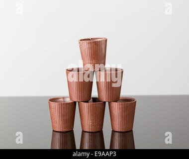 Stapel von Schokolade Tassen Stockfoto