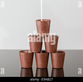 Stapel von Schokolade Tassen mit Likör Stockfoto