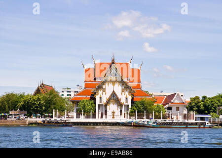 Wat Rakang, Thai-Tempel auf dem Fluss. Stockfoto