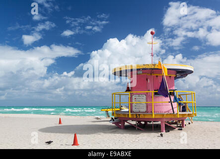 Runde rosa Strandwache in Miami beach Stockfoto