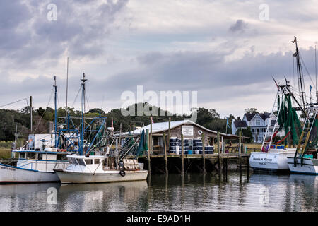 Krabbenkutter angedockt entlang Shem Creek in Mount Pleasant, South Carolina. Stockfoto