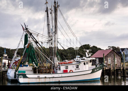 Krabbenkutter angedockt entlang Shem Creek in Mount Pleasant, South Carolina. Stockfoto