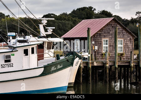 Krabbenkutter angedockt entlang Shem Creek in Mount Pleasant, South Carolina. Stockfoto